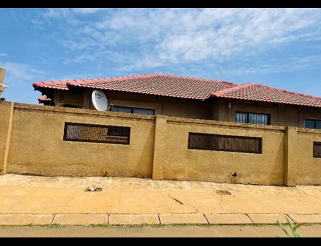 3 BEDROOM HOUSE FOR SALE IN LAKESIDE